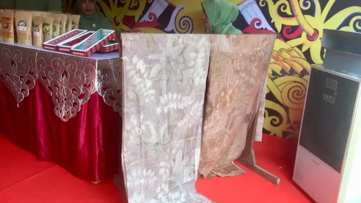Kain Ecoprint Ramah Lingkungan dari Sangatta Ada di Pameran Pendidikan, Ini Proses Pembuatannya