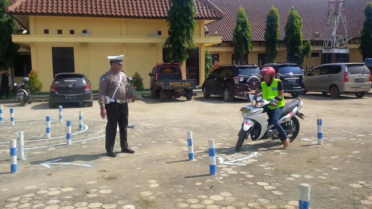 (FOTO) Pembuat SIM C Lakukan Uji Praktek Mengendarai Motor