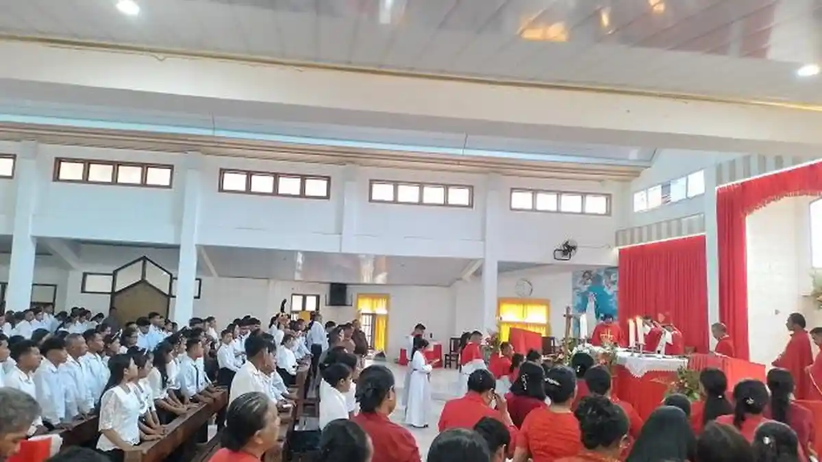 347 Umat Katolik di Paroki St. Yohanes Pemandi Buraen Terima Sakramen Krisma 