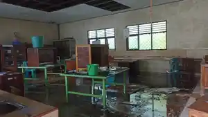 RUANGAN-KELAS-DI-SMAN-1-NITA-MAUMERE-YANG-TERBAKAR.jpg