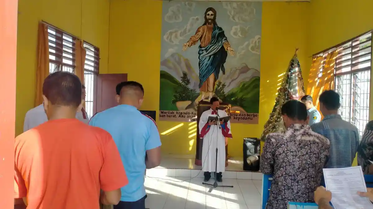 Tingkatkan Kesehatan Rohani, WBP dan Pegawai Lapas Labuhanbilik Ikuti Ibadah Kebaktian Minggu