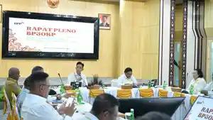 Wapres-Gibran-Rakabuming-didampingi-Wamendagri-Ribka-Haluk-dalam-Rapat-Pleno.jpg