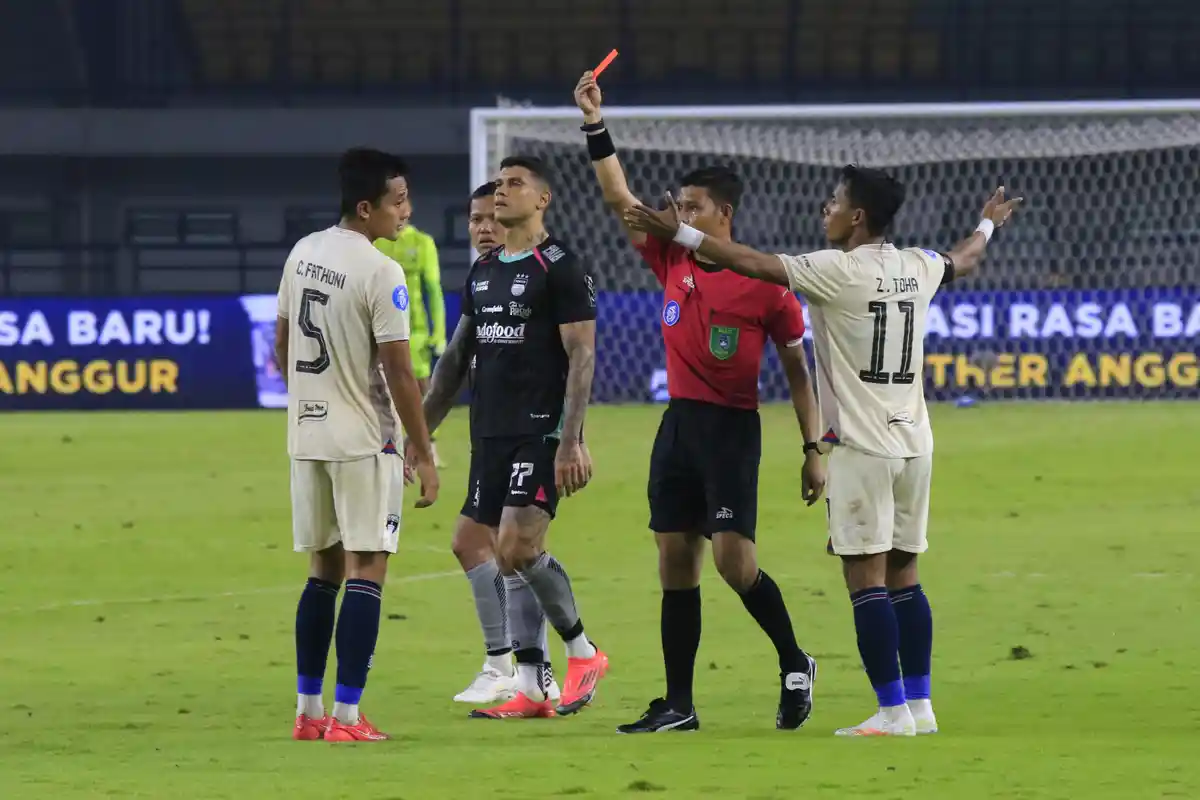 Persib Libas Persita 3-1, Bojan Hodak Ungkap Alasan Ganti Banyak Pemain di Akhir Laga