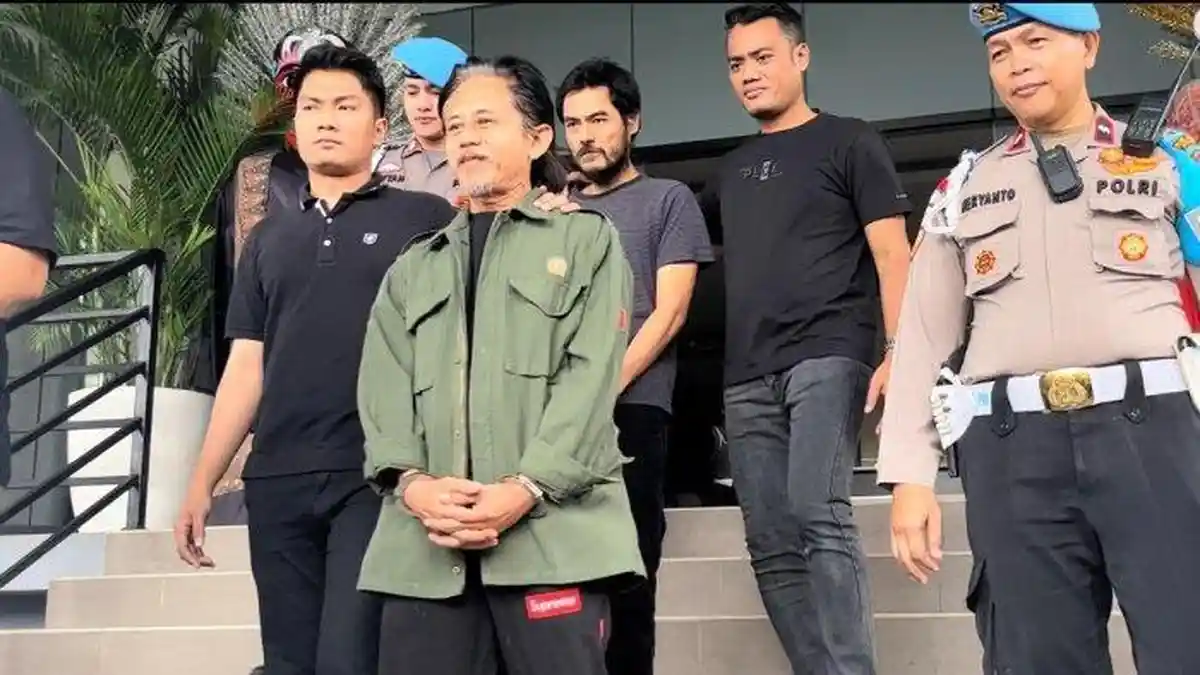 Kemunculan Pertama Epy Kusnandar setelah Ditangkap: Tampak Tersenyum dengan Tangan Terborgol