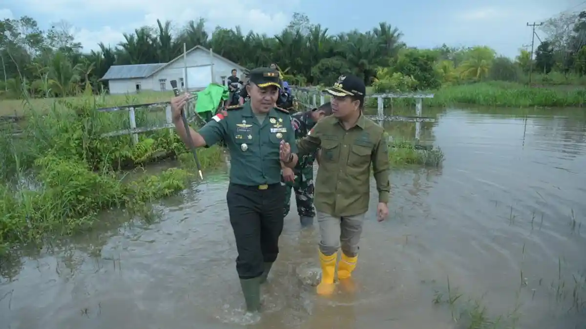 1.400 Rumah Warga Desa Samustida Terendam, Pemkab Sambas Salurkan 15,6 Ton Beras