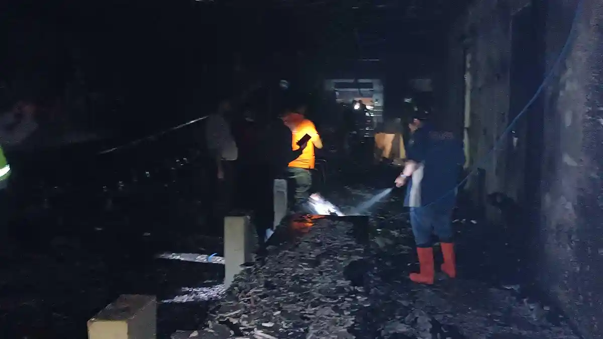 Asap Tebal Sempat Jadi Kendala Petugas Padamkan Api di Kantor BPJS Kesehatan Medan