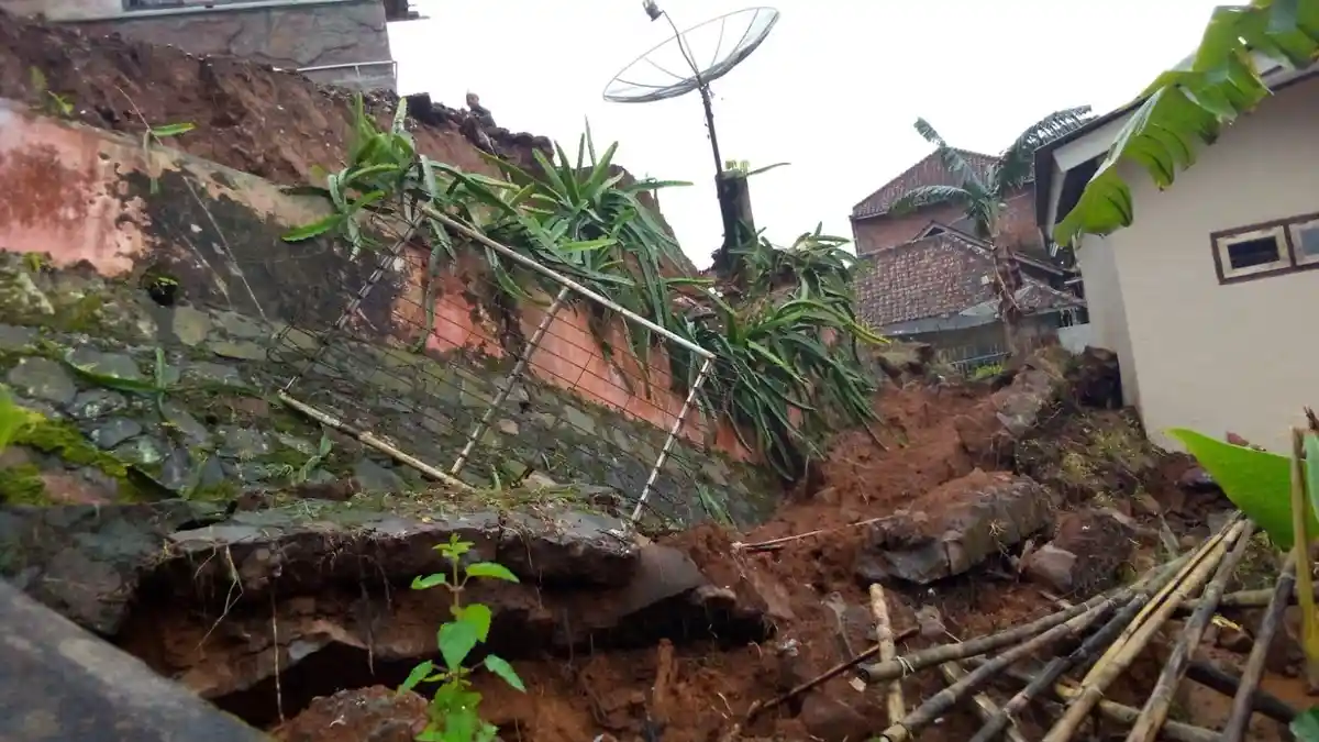 UPDATE Cuaca Ekstrem di Ciamis, Tembok Tebing Komplek INABAH 1 Ambruk Timpa Rumah Warga
