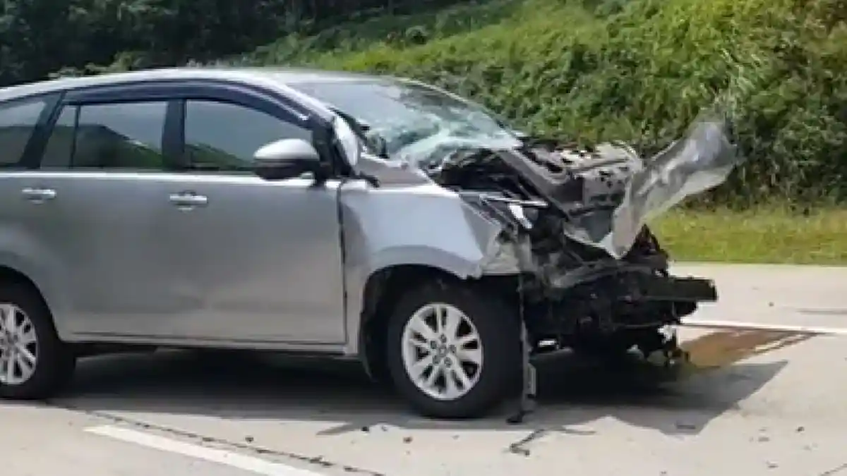 Sopir Innova Ngantuk Tabrak Truk di Tol Batang-Semarang, Mobil Tak Mancung Lagi