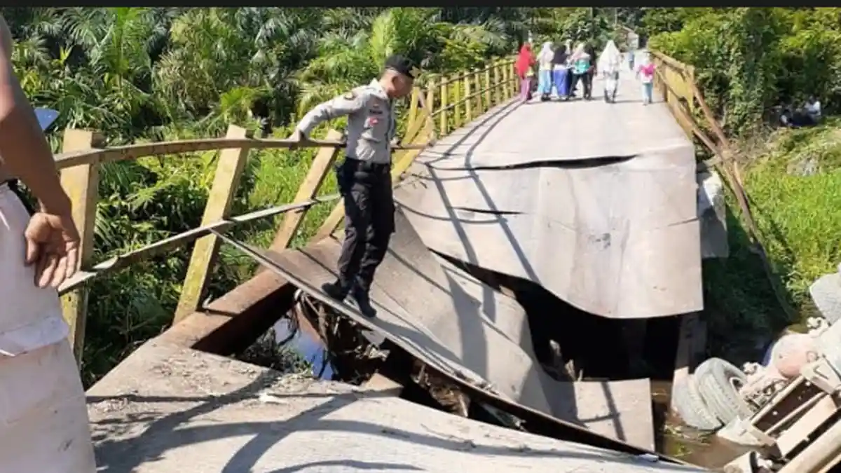Warga Minta Jembatan Ambruk di Arongan  Lambalek Aceh Barat Segera Diperbaiki