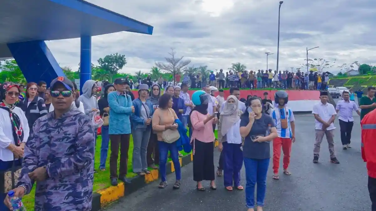 Ratusan Warga Antar Jenazah Mahasiswa UGM ke Bandara Karel Sadsuitubun Ibra 