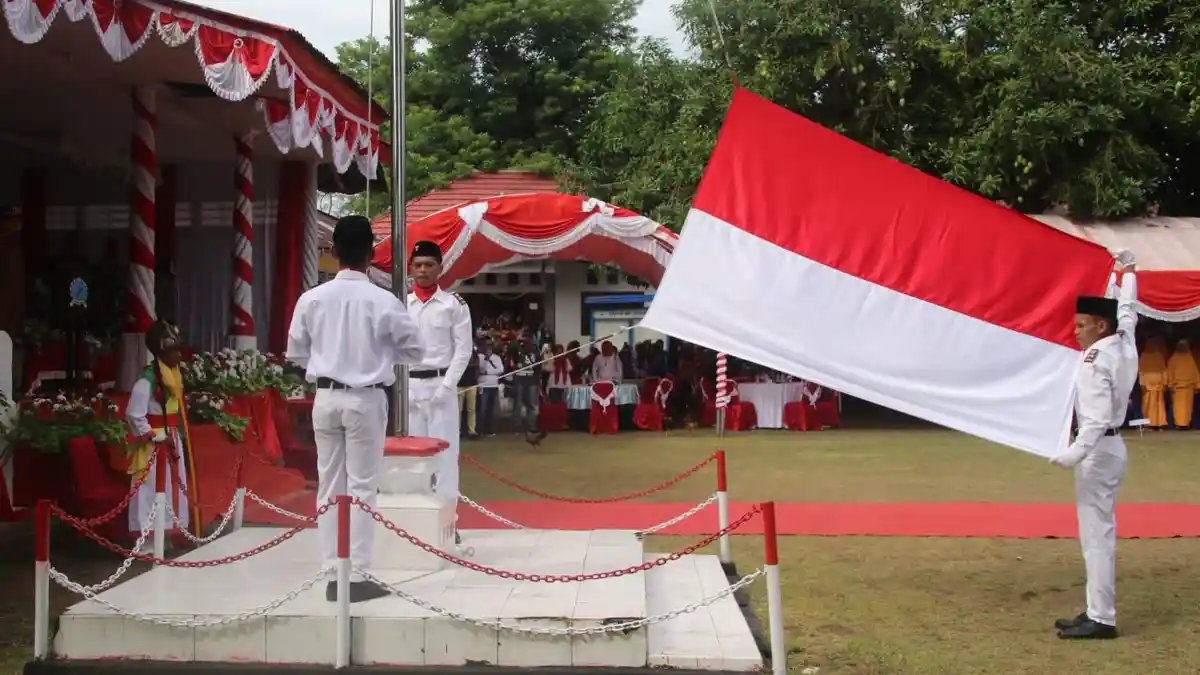 Penuh Sakral, Momen Peringatan Bendera Merah Putih Berkibar Pertama Kali di Maluku