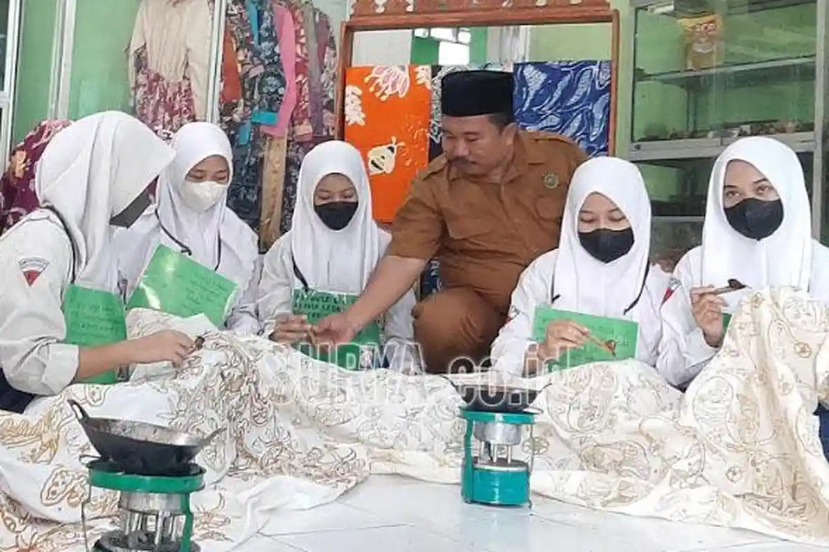 Sempat Vakum karena Pandemi Covid-19, Pelajar di Gresik Diajari Membatik saat MPLS