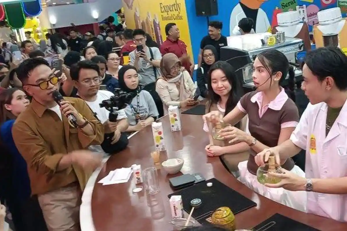 Maudy Ayunda Unjuk Kebolehan Racik Matcha