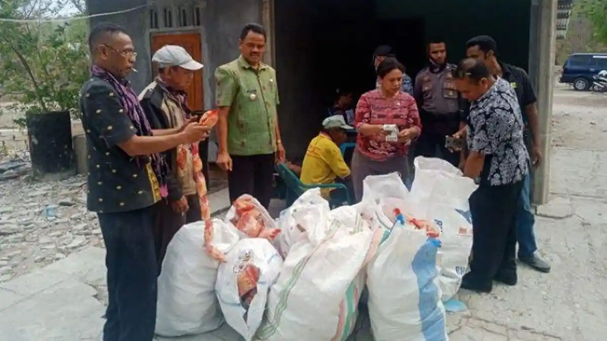 Tim Gabungan Amankan 16 Karung Makanan dan Minuman Kadaluarsa  Diamankan di Amanuban