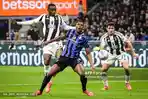 Pierre-Kalulu-vs-Denzel-Dunfries-di-Serie-A-Italia-antara-Inter-Milan-vs-Juventus.jpg