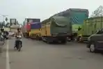 macet-di-lingkar-barat-gara-gara-truk-terbalik.jpg