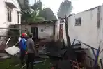 Kakek di Purbalingga Santai sambil Merokok saat Rumahnya Terbakar
