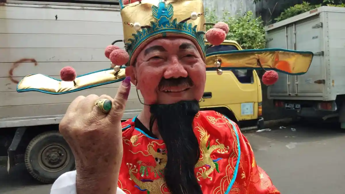 Ada Dewa Rejeki Cai Shen Ye Nyoblos di TPS Glodok