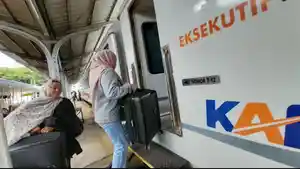 Penumpang-naik-ke-kereta-api-dari-Stasiun-Banyuwangi-Kota-Selasa-612026.jpg