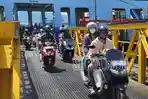 Pemudik-saat-turun-dari-kapal-di-Pelabuhan-Ketapang-Banyuwangi.jpg