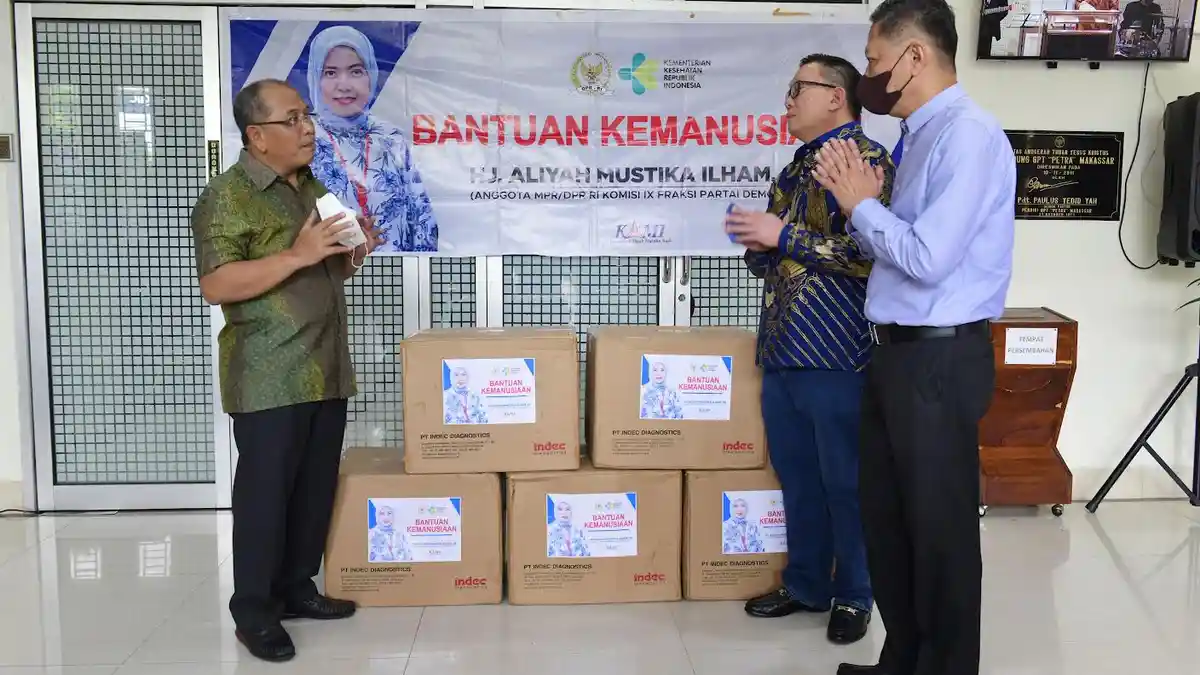 Jelang Natal, Ilham Arief Sirajuddin Serahkan Bantuan Rapid Antigen Disejumlah Gereja di Makassar - ilham-arief-sirajuddin-menyerahkan-rapid-antigen-covid-19-dibeberapa-gereja-2.jpg
