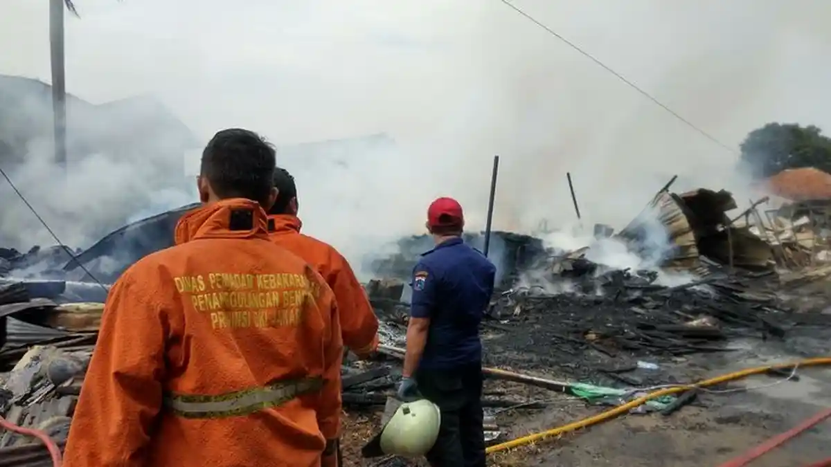 Kebakaran Hebat di Cirendeu Tangerang Selatan Diduga Berasal dari Toko Bubut Kayu