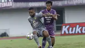 Paulo-Victor-di-laga-Persita-vs-Persebaya-Surabaya.jpg