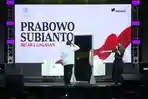 Prabowo-Subianto-menolak-untuk-melakukan-refleksi-sambil-menatap-cermin.jpg
