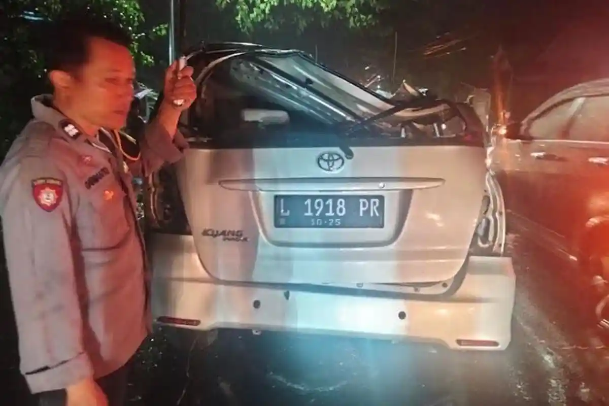 Kecelakaan di Kediri, Mobil Toyota Innova Tabrak Pohon hingga Terpental dan Hantam Avanza