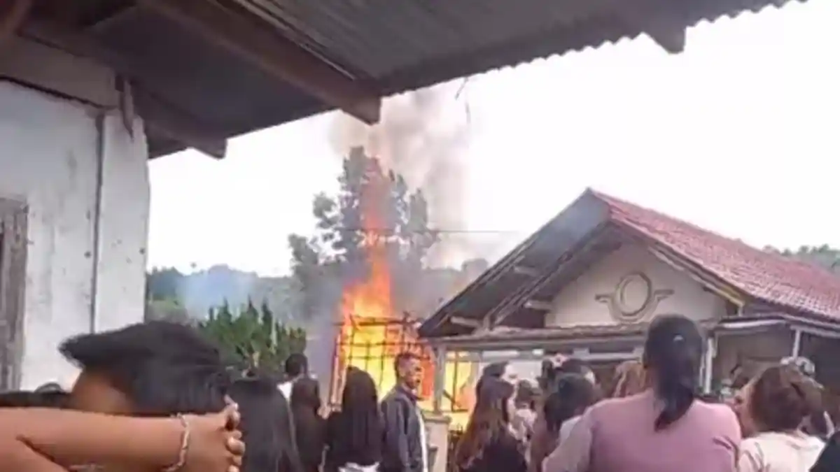 Video Kebakaran di Sungai Batu Gantih Disorot Netizen, Ramai Soal Warga Jadi Penonton