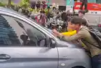 mahasiswa-menghentikan-mobil-dinas-TNI-saat-demonstrasi-di-Bundaran-HI-Jakarta.jpg