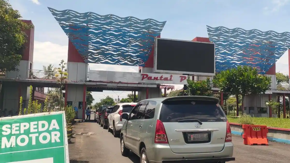 Mobil Mulai Antre di Pintu Masuk Objek Wisata Pangandaran