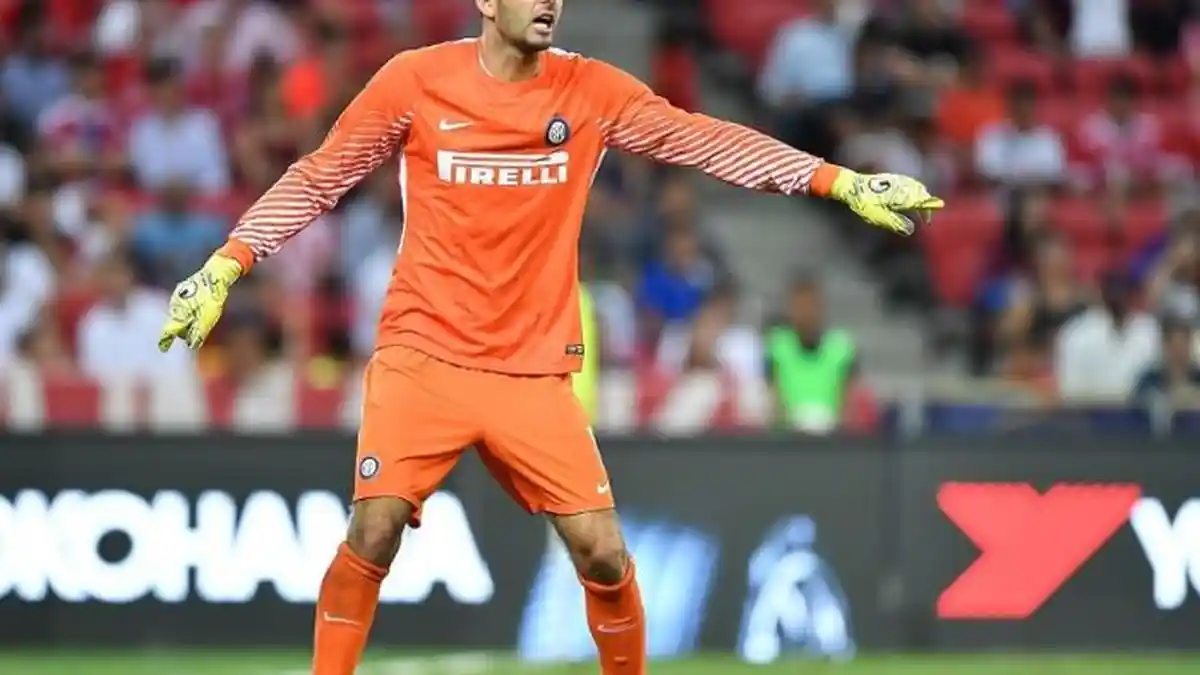 Inter Milan Ingin Cari Pengganti Handanovic, Siapa Lebih Pantas, Kiper Arsenal atau Ajax?