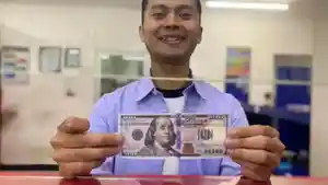 Teler-Dolarindo-Money-Changer-saat-memegang-Dolar-US.jpg