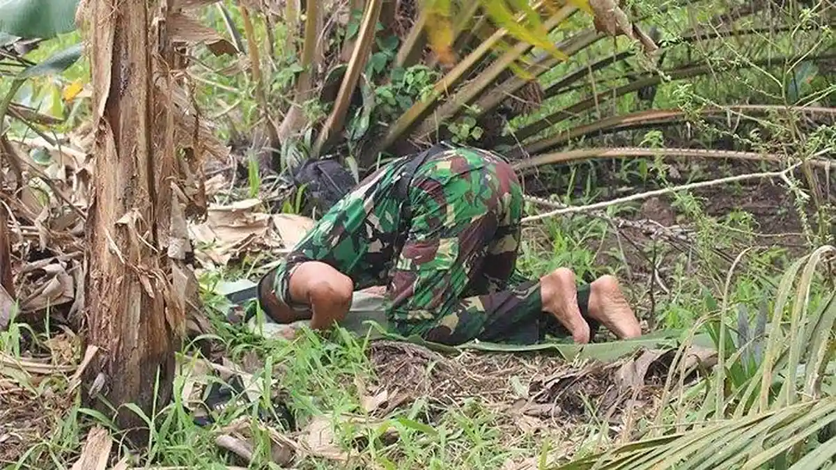 Anggota Kodim Penajam Paser Utara Salat Beralaskan Daun di Sela Tugas Padamkan Api Karhutla