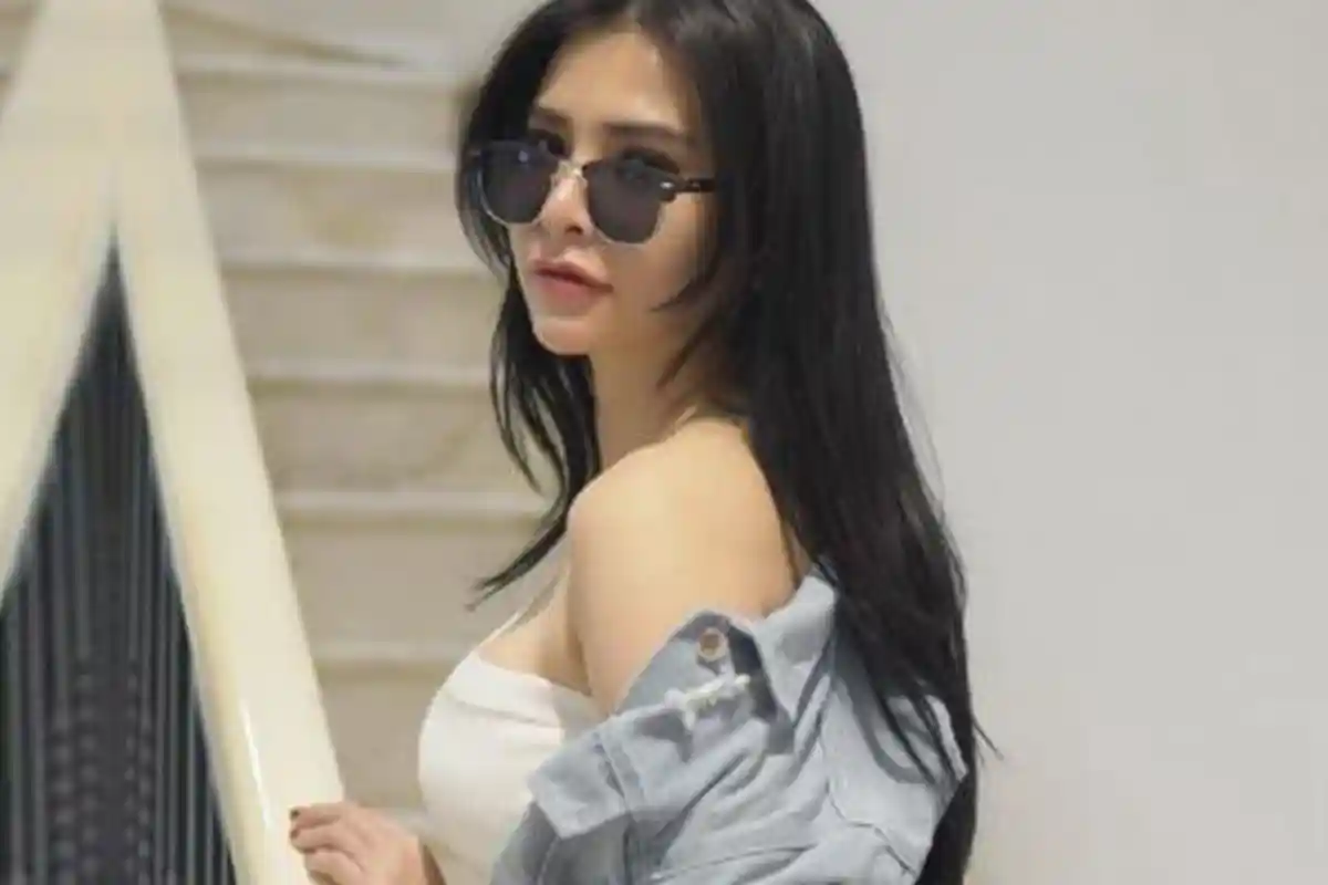 Maria Vania Pakai Kemben Kaos, Tambah Modis dengan Jaket Jeans, Eh Ada yang Ngajak Liburan