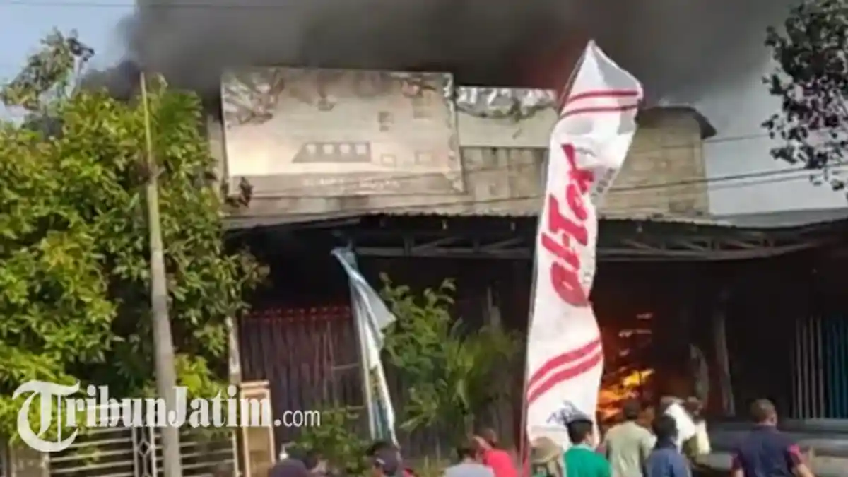 Tak Sadar Percikan Las Sambar Tiner, Toko Bangunan di Lamongan Hangus Dilahap Api 3 Jam