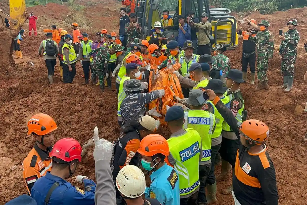 Meski Terkendala Cuaca, Petugas Bisa Temukan Dua Korban Longsor Cilacap
