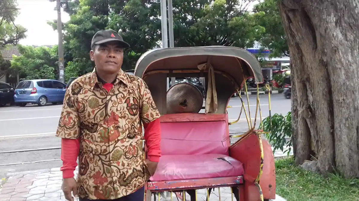Akan Antarkan Para Tamu di Pernikahan Kahiyang Ayu, Pengemudi Becak Diberikan Seragam Keren Ini!