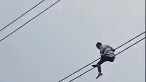 Pria-bernama-Sukardi-bergelantungan-di-kabel-udara-di-Jalan-Gatot-Subroto-Karet-Kuningan-Setiabudi.jpg