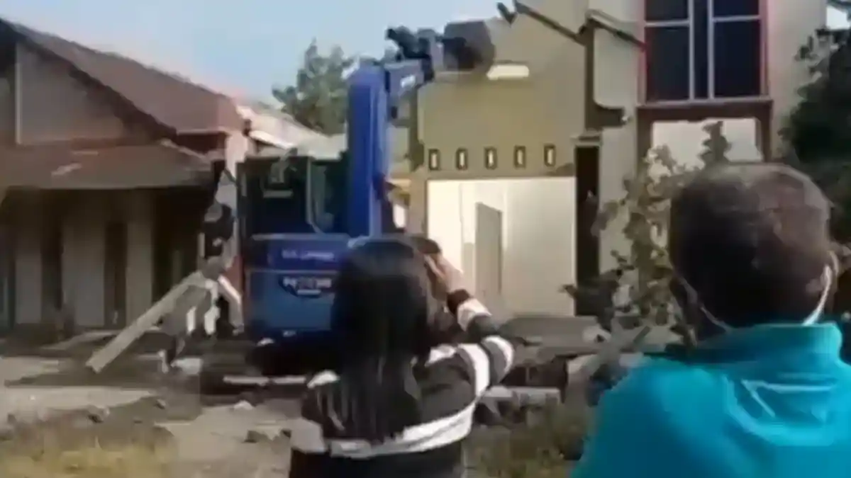 Suami Tepergok Selingkuh, Istri Hancurkan Rumah Pakai Ekskavator, Videonya Viral