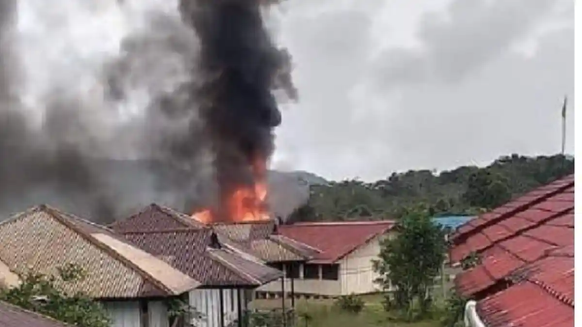 KKB Papua Semakin Mengganas, Suara Tembakan Bertubi-tubi, Kantor Dukcapil dan Gedung SMK Dibakar