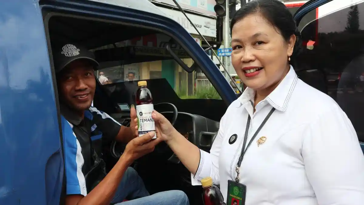 Kampanye Zona Integritas, Pegawai PN Temanggung Beri Minuman Kemasan ke Pengendara di Jalan Raya