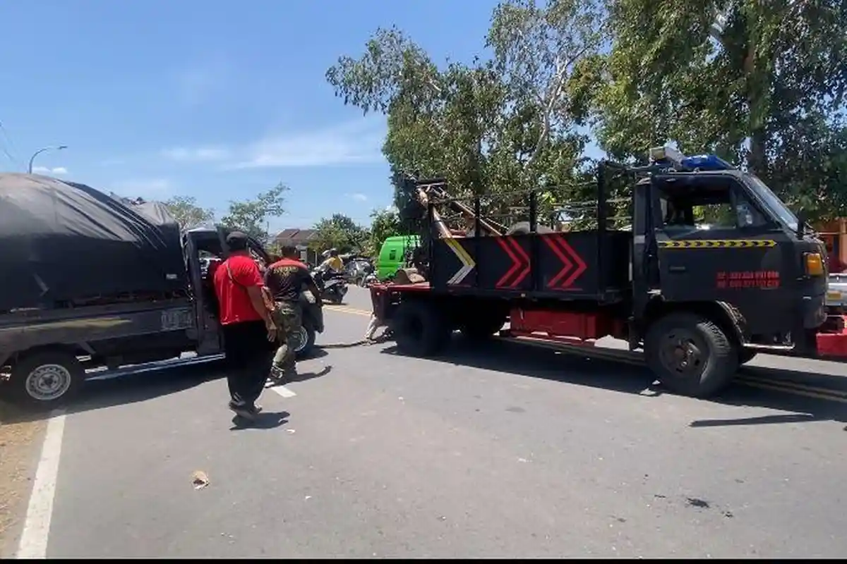 Kecelakaan di Jalan Raya Ponorogo-Madiun, Mobil Pikap Terguling Dihantam Motor, 2 Orang Terluka