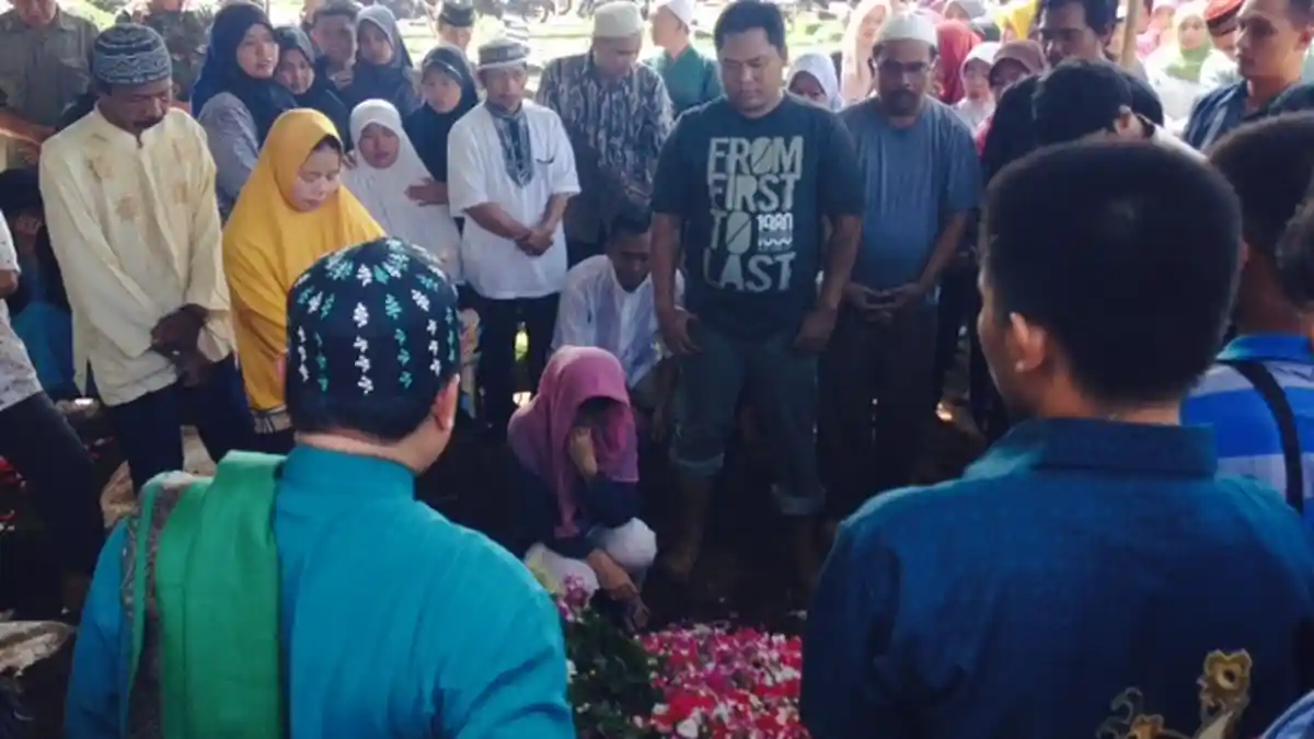 Isak Tangis Warnai Pemakaman Juragan Beras Korban Begal