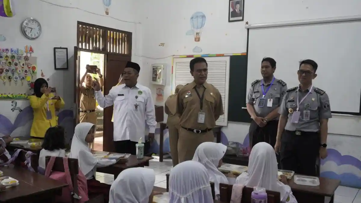 Kemenkum Jateng Monitoring Program Makan Bergizi Gratis di SDN Srondol Wetan 02