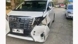 Toyota-Alphard-dengan-kondisi-rusak-bagian-depan-terparkir-di-halaman-Polsek-Tinambung.jpg