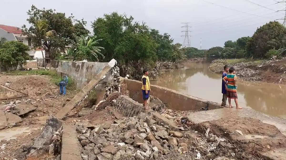 Tanggul Jebol di Perumahan Pondok Mitra Lestari Bakal Diperbaiki Sementara Pakai Bronjong
