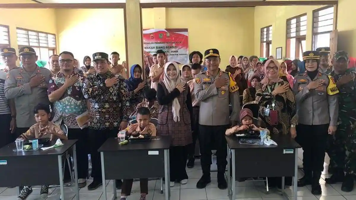 Senyum Siswa SLB Negeri B Sumedang Dapat Makan Bergizi Gratis