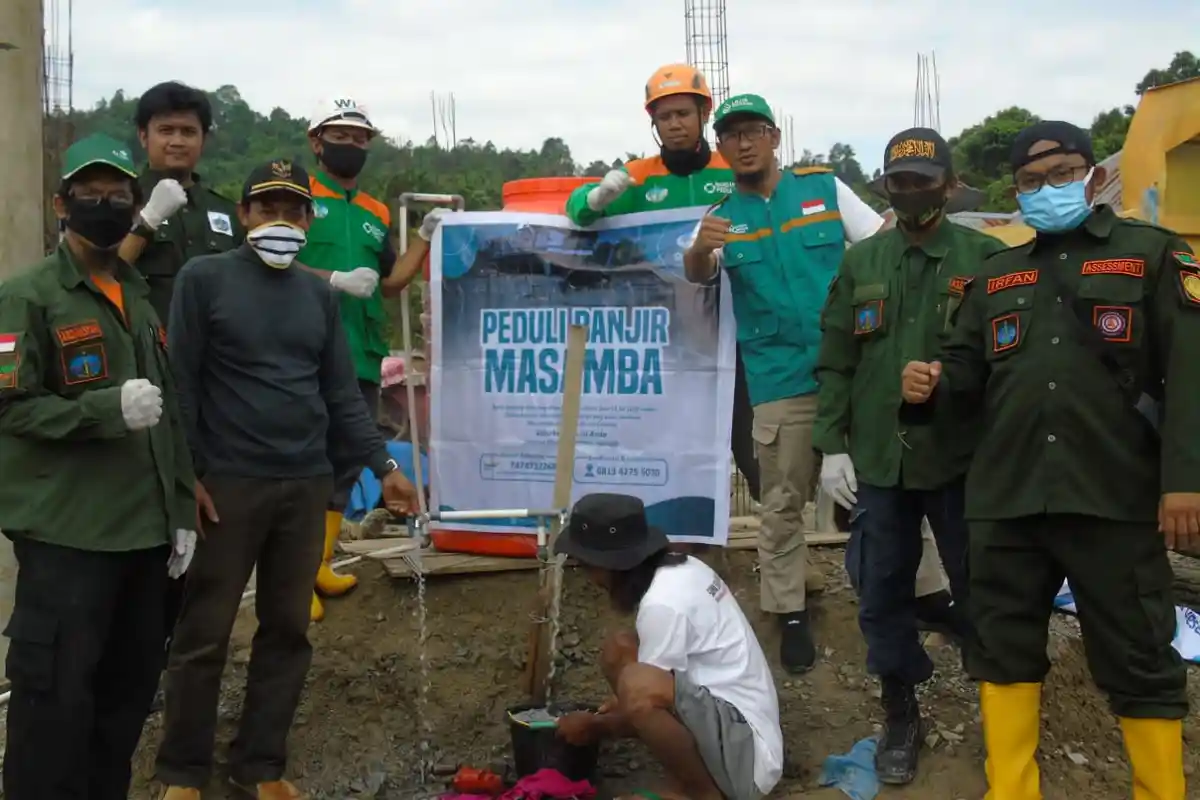 Relawan Wahdah Peduli dan Ikatek Unhas Bangunkan Instalasi Air Bersih untuk Korban Banjir di Lutra